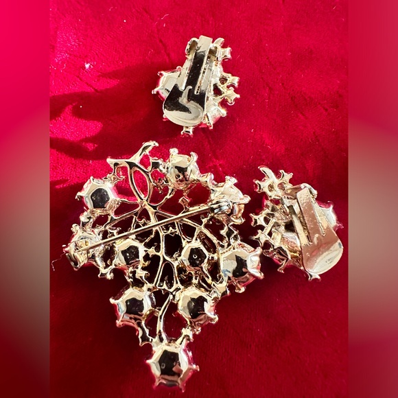 Vintage Sarah Coventry Gold Tone Grape Rhinestones Brooch & Clip On Earrings set - Picture 4 of 5